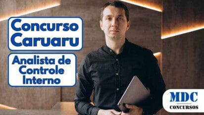 Homem jovem de camisa preta segurando um tablet em um ambiente moderno com parede de fundo texturizada e iluminação em faixas diagonais amarelas - Caruaru (PE) abre 5 vagas com salário de até R$ 4,5 mil para Analista de Controle Interno