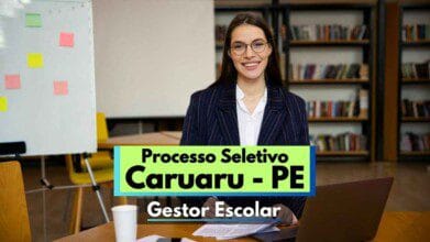 Processos Seletivos 9 Imagem de uma mulher jovem com cabelos longos e castanhos, usando óculos e vestindo blazer listrado azul sobre camisa branca, sentada em uma sala de estudos ou biblioteca, com estantes de livros ao fundo. Ela sorri para a câmera, com um notebook, papéis e copo descartável sobre a mesa. Ao lado, há um quadro branco com post-its coloridos. Texto em destaque anuncia “Processo Seletivo Caruaru - PE Gestor Escolar”.