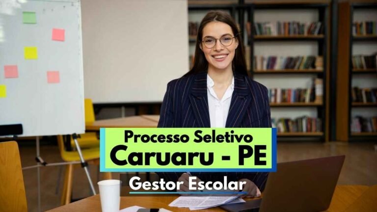 Imagem de uma mulher jovem com cabelos longos e castanhos, usando óculos e vestindo blazer listrado azul sobre camisa branca, sentada em uma sala de estudos ou biblioteca, com estantes de livros ao fundo. Ela sorri para a câmera, com um notebook, papéis e copo descartável sobre a mesa. Ao lado, há um quadro branco com post-its coloridos. Texto em destaque anuncia “Processo Seletivo Caruaru - PE Gestor Escolar”.