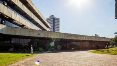 Fachada do prédio da Prefeitura Municipal de Cascavel, no Paraná, com letreiro dourado e arquitetura moderna sob céu claro. Foto: Divulgação/Assessoria de Imprensa/CMC