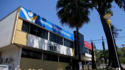 Fachada da Prefeitura de Casimiro de Abreu-RJ com letreiro azul, janelas espelhadas e árvores ao redor. Foto: Divulgação/Prefeitura de Casimiro de Abreu-RJ