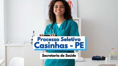 Profissional de saúde sorri enquanto segura uma prancheta em consultório médico. Ela veste jaleco verde e estetoscópio no pescoço. Ao fundo, há armário com materiais hospitalares e pôster anatômico. Sobre a imagem, há o texto “Processo Seletivo Casinhas - PE, Secretaria de Saúde”, indicando divulgação de seleção pública municipal na área da saúde em Pernambuco, com vagas e salários atrativos.