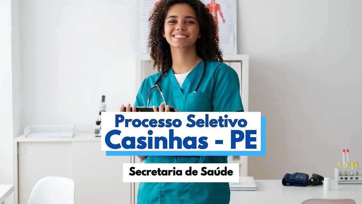 Casinhas (PE) abre Seletivo com salários de até R$ 10 mil 1 Profissional de saúde sorri enquanto segura uma prancheta em consultório médico. Ela veste jaleco verde e estetoscópio no pescoço. Ao fundo, há armário com materiais hospitalares e pôster anatômico. Sobre a imagem, há o texto “Processo Seletivo Casinhas - PE, Secretaria de Saúde”, indicando divulgação de seleção pública municipal na área da saúde em Pernambuco, com vagas e salários atrativos.
