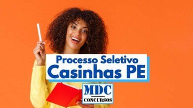 Processos Seletivos 3 Mulher jovem de pele morena e cabelos cacheados sorri segurando uma caneta branca na mão direita e um caderno vermelho na mão esquerda, vestindo um suéter amarelo. Ao fundo, a parede é completamente laranja. Sobre a imagem há um banner com os dizeres “Processo Seletivo Casinhas PE” em letras grandes azuis e brancas, com o logotipo “MDC Concursos” abaixo.