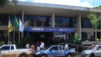 Fachada da Prefeitura Municipal de Catalão com entrada principal, bandeiras hasteadas e pessoas circulando em frente ao prédio. Foto: Divulgação/MPGO