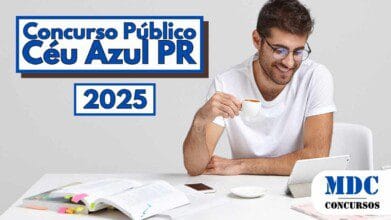 Homem jovem com barba e óculos está sentado à mesa usando um tablet enquanto segura uma xícara de café e sorri, ao lado há livros abertos com marcações coloridas e um celular; no canto esquerdo da imagem há uma arte com os dizeres "Concurso Público Céu Azul PR 2025" em letras azuis, e no canto inferior direito está o logotipo da MDC Concursos