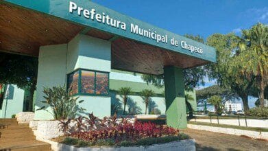 Fachada da Prefeitura Municipal de Chapecó com jardim e letreiro em destaque. Foto: Divulgação/Prefeitura de Chapecó-SC