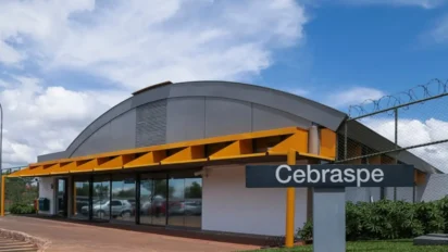 Fachada do prédio do Cebraspe com estrutura moderna, detalhes em amarelo e placa com o nome da instituição em área externa. Foto: CEBRASPE/Divulgação/Natália Valarini