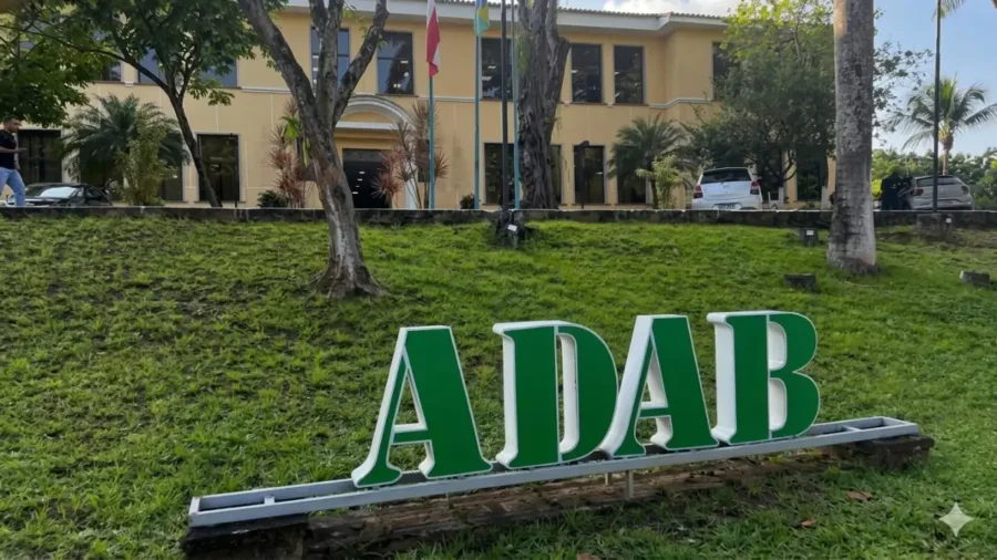 sede da ADAB na Bahia relacionada ao concurso ADAB Bahia com prédio institucional e área verde