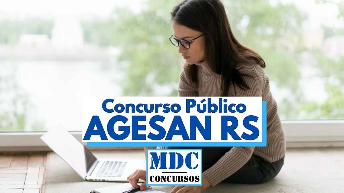 Concurso Agesan RS: 11 vagas com ganhos de até R$ 7,8 mil 1 Mulher sentada no chão em frente a uma grande janela, utilizando um notebook e fazendo anotações em um caderno, sugerindo que estuda para concurso. Ela usa óculos e está concentrada. Em destaque, há uma faixa com os dizeres "Concurso Público AGESAN RS" e o logotipo "MDC Concursos", indicando que a imagem se refere a um processo seletivo no Rio Grande do Sul.
