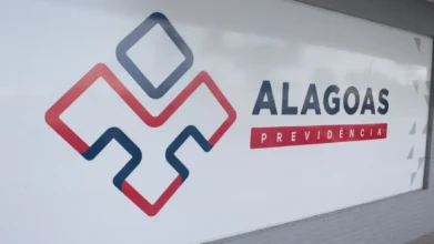 Fachada do prédio da Alagoas Previdência com logotipo institucional do concurso ALPREV