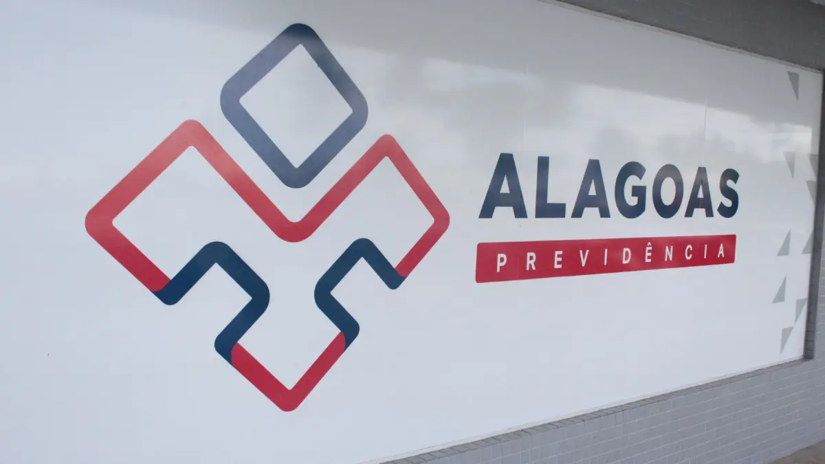 Fachada do prédio da Alagoas Previdência com logotipo institucional do concurso ALPREV