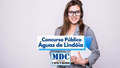 Mulher jovem de cabelos longos e castanhos, vestida com blazer cinza e óculos de grau, sorri segurando pastas e cadernos azuis. Ao centro da imagem, há um banner com os dizeres “Concurso Público Águas de Lindóia” em letras azuis. Abaixo, aparece o logotipo “MDC Concursos”. O fundo é claro e liso, transmitindo um visual profissional e informativo.