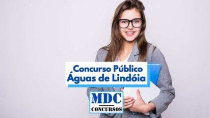 Mulher jovem de cabelos longos e castanhos, vestida com blazer cinza e óculos de grau, sorri segurando pastas e cadernos azuis. Ao centro da imagem, há um banner com os dizeres “Concurso Público Águas de Lindóia” em letras azuis. Abaixo, aparece o logotipo “MDC Concursos”. O fundo é claro e liso, transmitindo um visual profissional e informativo.