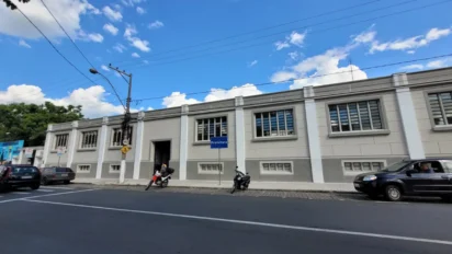 Fachada da Prefeitura Municipal de Amparo SP, sede do órgão que realiza o concurso Amparo SP 2026