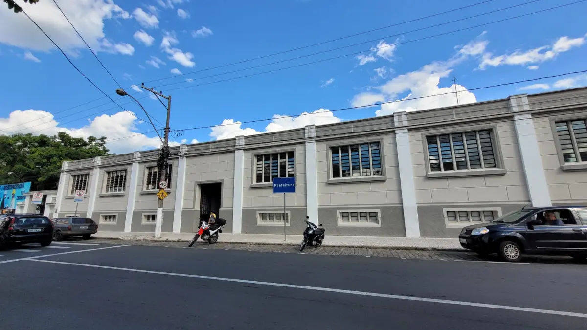 Concurso Amparo SP oferece salários de até R$ 17.912,22 em diversas áreas 1 Fachada da Prefeitura Municipal de Amparo SP, sede do órgão que realiza o concurso Amparo SP 2026