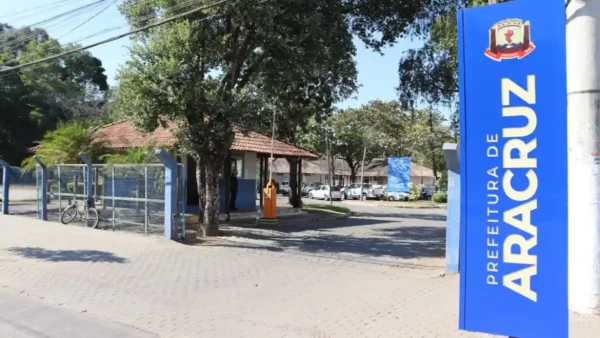 Concurso Aracruz ES divulga resultado final da prova de títulos para 95 vagas imediatas 5 Entrada da sede da Prefeitura de Aracruz, com placa azul, onde ocorre o concurso Aracruz ES