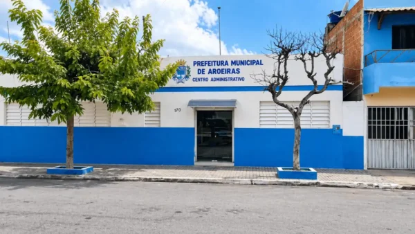 Concurso Aroeiras PB abre 99 vagas com salários de até R$ 14 mil 5 Concurso Aroeiras PB 2026 — fachada do Centro Administrativo da Prefeitura Municipal de Aroeiras, na Paraíba