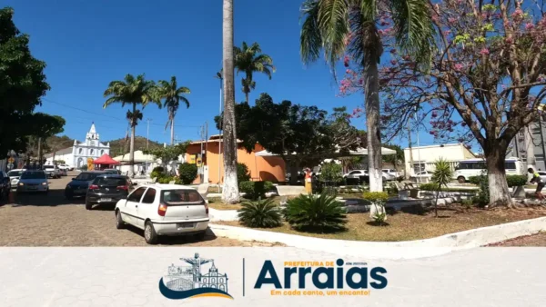 Praça de Arraias com igreja e brasão da prefeitura no concurso Arraias TO