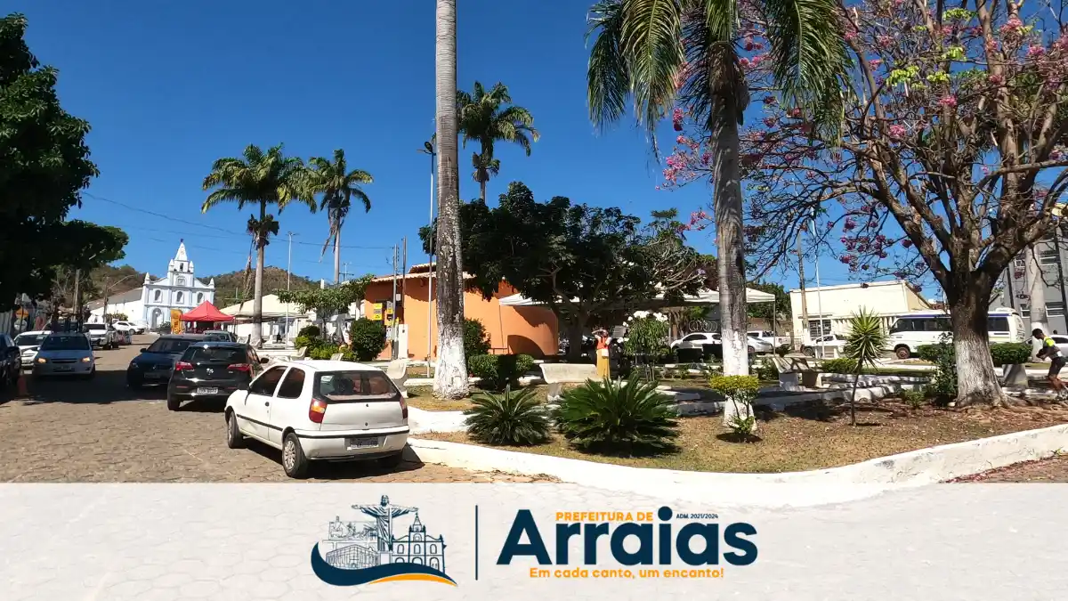 Concurso Arraias TO abre 35 vagas com salários de até R$ 4,8 mil em diversas áreas 1 Praça de Arraias com igreja e brasão da prefeitura no concurso Arraias TO