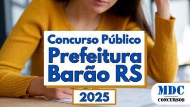 Imagem de divulgação de concurso público da Prefeitura de Barão, no estado do Rio Grande do Sul, com previsão para o ano de 2025. No centro da imagem há uma placa com os dizeres “Concurso Público Prefeitura Barão RS 2025” em letras grandes azuis sobre fundo branco. Ao fundo, uma mulher com blusa amarela aparece parcialmente desfocada, sentada e escrevendo sobre uma folha de papel