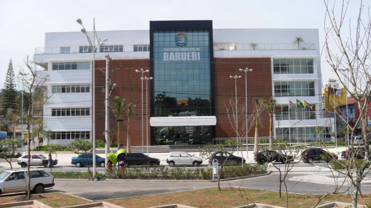 Fachada da Prefeitura de Barueri, sede do concurso Barueri SP, com prédio moderno e estacionamento