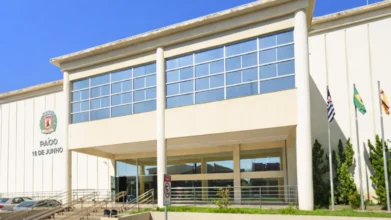 Concursos 2 Concurso Bastos (SP) com sede da Prefeitura de Bastos ao fundo