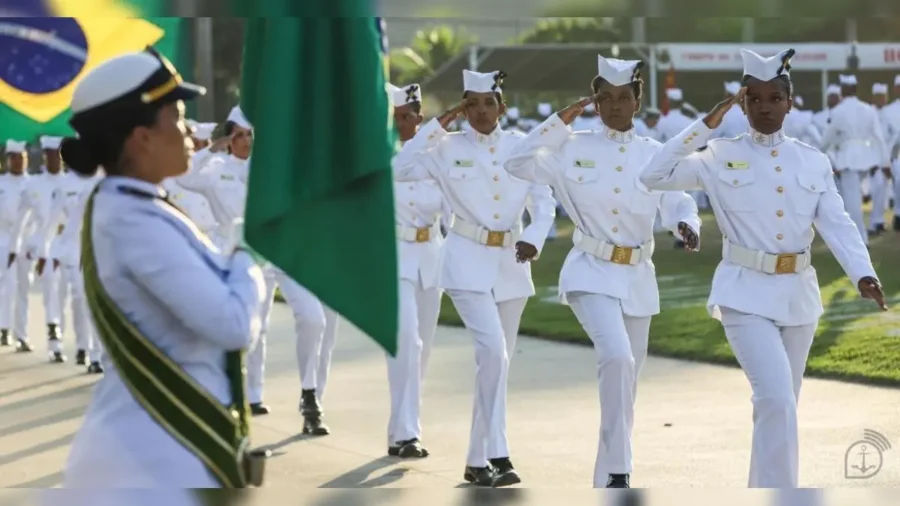 Concurso CAP Marinha: Militares femininas em uniforme branco durante cerimônia de formatura