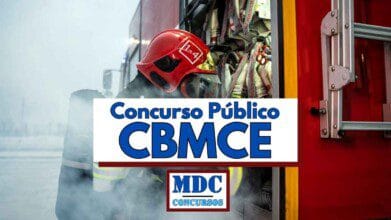 Imagem de divulgação de concurso público do Corpo de Bombeiros Militar do Ceará com bombeiro de uniforme e capacete vermelho ao lado de um caminhão com equipamentos visíveis ao fundo sobreposto por uma faixa com os dizeres Concurso Público CBMCE e o logotipo da MDC Concursos na parte inferior central da imagem com fundo esfumaçado e ambiente de ação emergencial