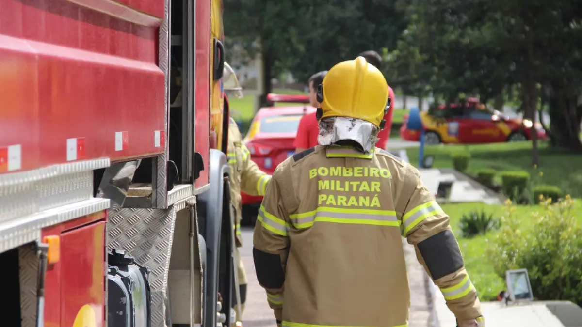 Concurso CBMPR com bombeiro militar do Paraná em atendimento próximo a viatura