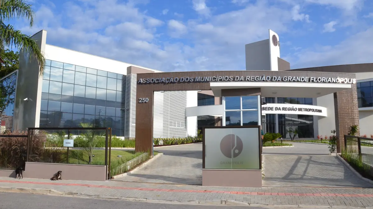 Fachada da sede da Associação dos Municípios da Região da Grande Florianópolis, local ligado ao concurso CIS Grande Florianópolis