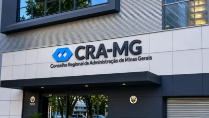 Concurso CRA MG: Fachada do edifício com logotipo azul e texto "CRA-MG Conselho Regional de Administração de Minas Gerais"