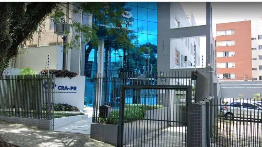Fachada da sede do CRA-PR em Curitiba, órgão realizador do concurso CRA PR com banca Instituto Consulplan contratada