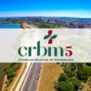 Fachada urbana com rio ao fundo sob o logo do concurso CRBM 5 (RS e SC)