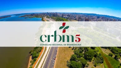 Fachada urbana com rio ao fundo sob o logo do concurso CRBM 5 (RS e SC)