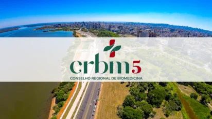 Fachada urbana com rio ao fundo sob o logo do concurso CRBM 5 (RS e SC)