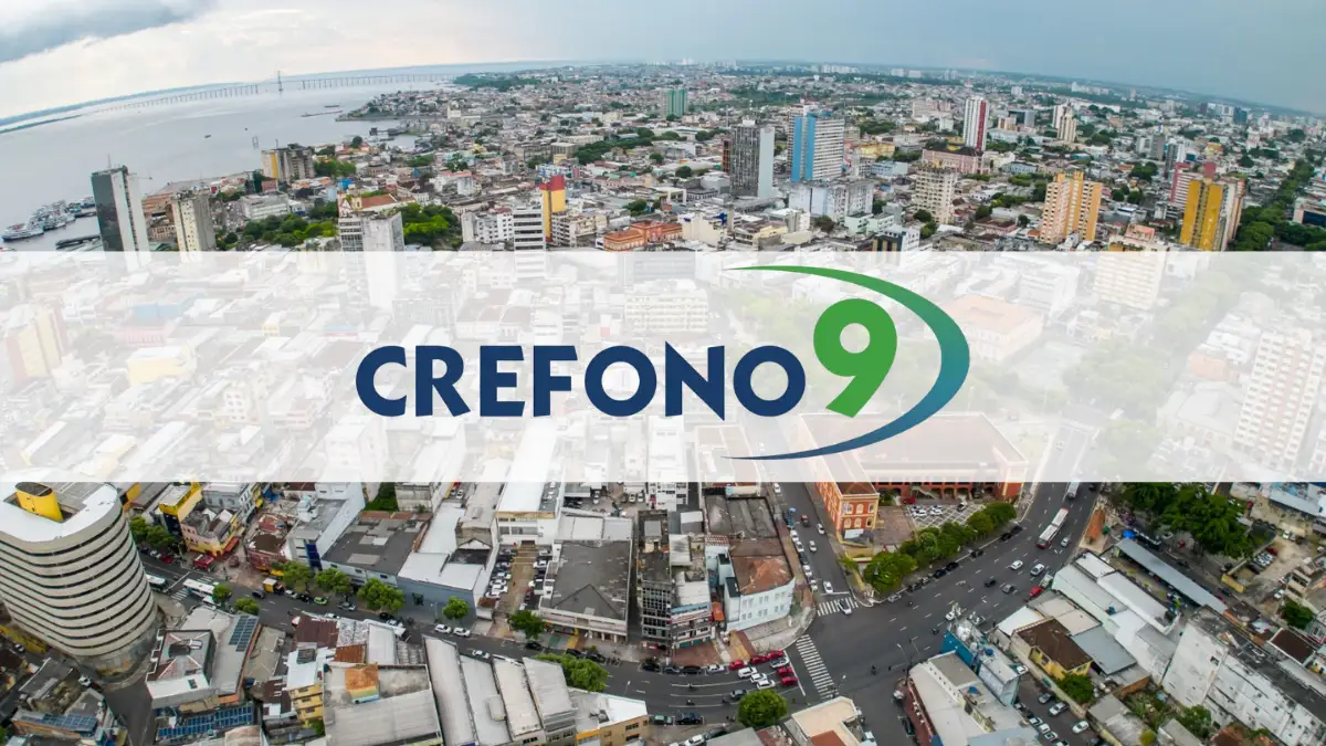 Concurso CREFONO 9 2026: edital abre 183 vagas com salários de até R$ 4 mil 1 Concurso CREFONO 9: vista aérea de Manaus com logo do conselho sobreposto