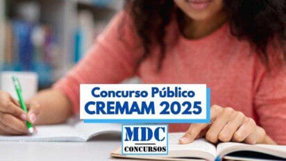 A imagem mostra uma mulher estudando, com foco nas mãos dela que estão manuseando um livro aberto e segurando uma caneta verde. Ela veste uma blusa coral e está sentada em uma mesa, cercada por livros. Sobre a imagem, há um texto em destaque que diz: "Concurso Público CREMAM 2025", com o logotipo da MDC Concursos logo abaixo. A cena transmite foco e preparação para um concurso público.
