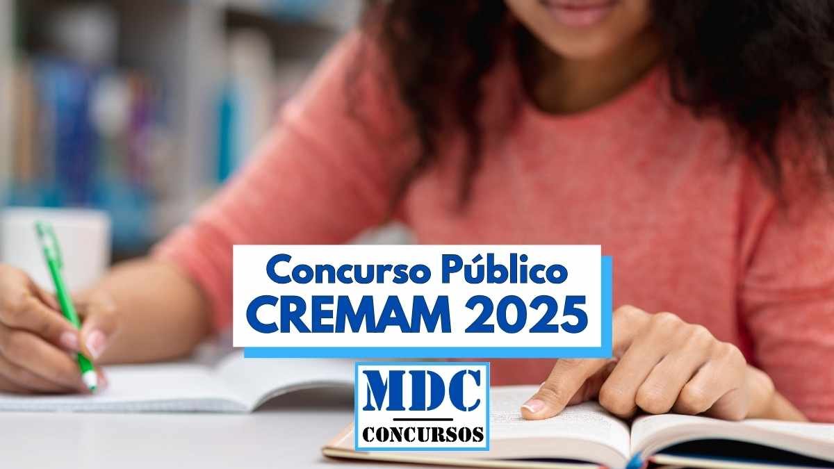 A imagem mostra uma mulher estudando, com foco nas mãos dela que estão manuseando um livro aberto e segurando uma caneta verde. Ela veste uma blusa coral e está sentada em uma mesa, cercada por livros. Sobre a imagem, há um texto em destaque que diz: "Concurso Público CREMAM 2025", com o logotipo da MDC Concursos logo abaixo. A cena transmite foco e preparação para um concurso público.