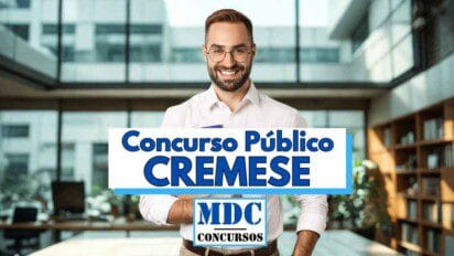 Homem sorridente de óculos e barba, vestindo camisa branca, está em um ambiente corporativo moderno com janelas de vidro amplas ao fundo e estante com livros à direita, segurando uma pasta azul; sobre a imagem há um banner escrito "Concurso Público CREMESE" e o logotipo "MDC Concursos", indicando divulgação de um concurso público do Conselho Regional de Medicina do Estado de Sergipe