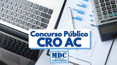 Imagem com foco em materiais de escritório e tecnologia, incluindo teclado de notebook, gráficos de barras impressos em papel, uma caneta branca e uma calculadora. No centro da imagem, há um destaque com os dizeres "Concurso Público CRO AC" em letras grandes azuis sobre fundo branco. Abaixo, aparece o logotipo da MDC Concursos também em azul sobre branco