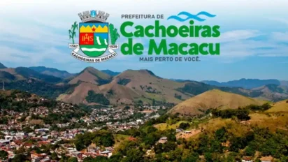 Vista aérea de Cachoeiras de Macacu com montanhas ao fundo e brasão da prefeitura em destaque. Foto: Divulgação/Prefeitura de Cachoeiras de Macacu-RJ