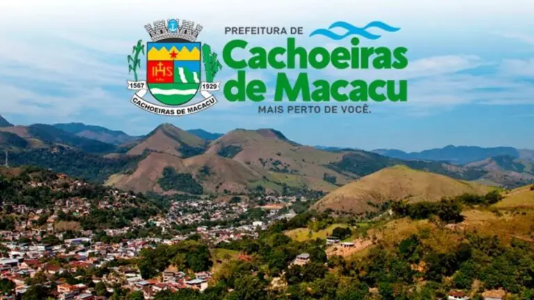 Vista panorâmica de Cachoeiras de Macacu com morros ao fundo, brasão do município e texto da prefeitura em destaque. Foto: Divulgação/Prefeitura de Cachoeiras de Macacu-RJ