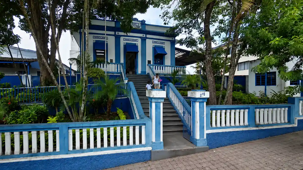 Concurso Caconde SP 2026 abre vagas com salários de até R$ 4.137,83 1 Fachada da Prefeitura Municipal de Caconde, sede do concurso Caconde SP