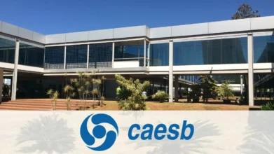 Concurso Caesb: fachada de prédio institucional com pessoas em ambiente corporativo