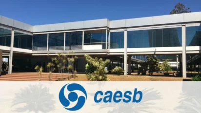 Concurso Caesb: fachada de prédio institucional com pessoas em ambiente corporativo