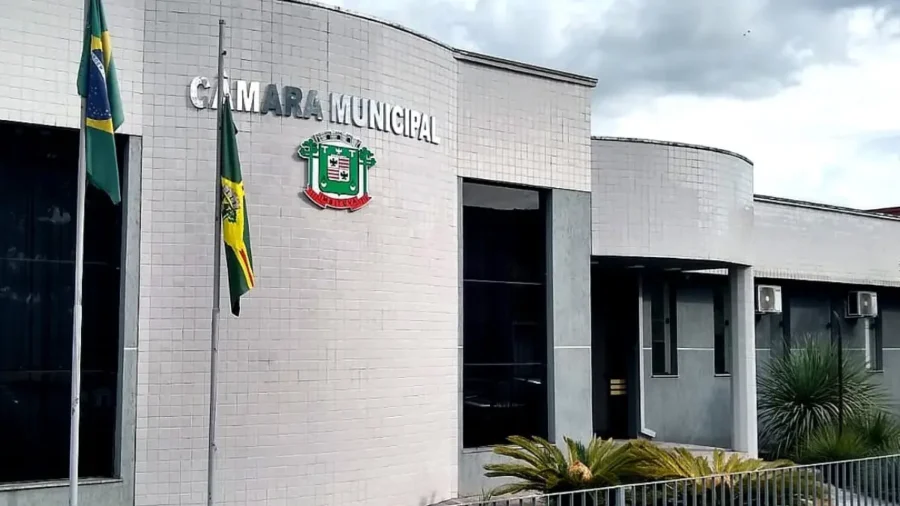 Fachada da sede do concurso Câmara de Imbituva PR com bandeiras hasteadas