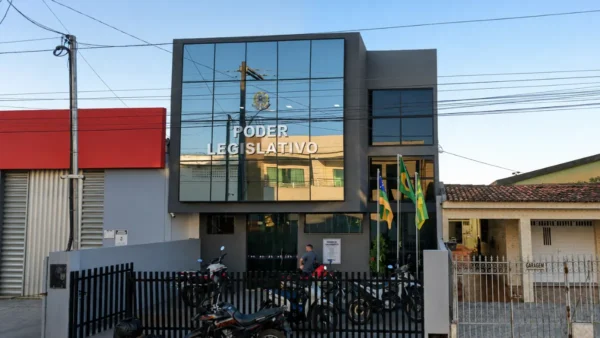 Concurso Câmara de Itabaianinha SE abre 9 vagas com salários de até R$ 3 mil 2 Prédio de vidro do Poder Legislativo com bandeiras, concurso Câmara de Itabaianinha SE