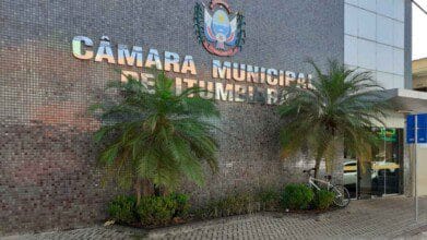 Fachada da Câmara Municipal de Itumbiara com letreiro em destaque, brasão acima e duas palmeiras ornamentais na entrada. Foto: Divulgação/Câmara Municipal de Itumbiara-GO