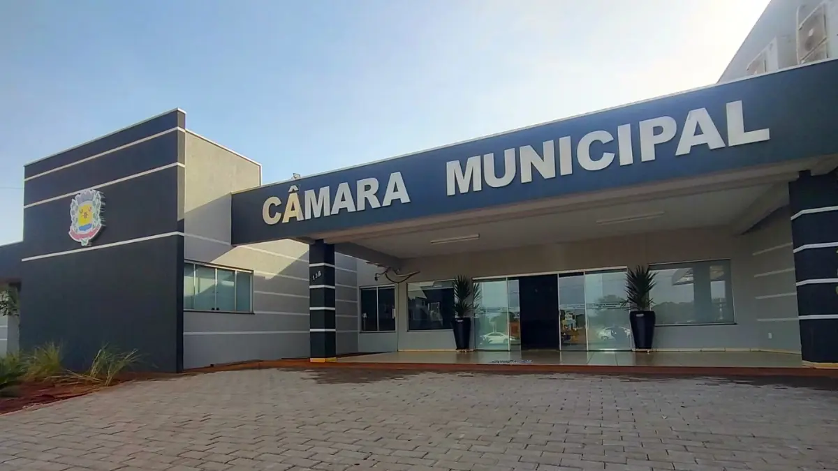 Concurso Câmara de Ivinhema MS na fachada da Câmara Municipal com prédio institucional moderno